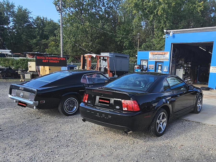 Two sports cars in front of Koches